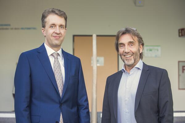  Daniel Hesse (l.) mit seinem Doktorvater und Leiter des Promotionszentrums Prof. Dr.-Ing. Bernd Ettmer. 