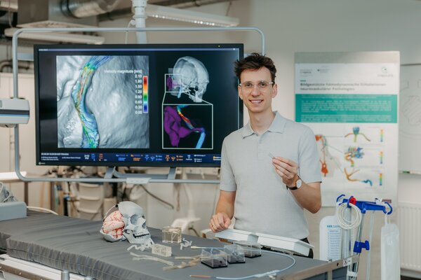 Janneck Stahl mit einem Stent in der Hand