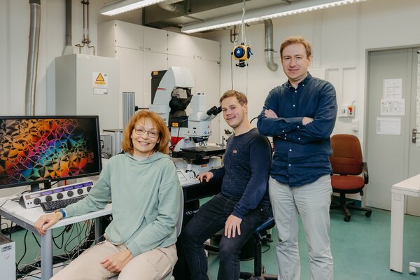 Dr.Hajnalka Nádasi, Alexander Jarosik und Prof. Alexey Eremin (von links nach rechts) von der Abteilung Nichtlineare Phänomene der Uni Magdeburg im Labor.