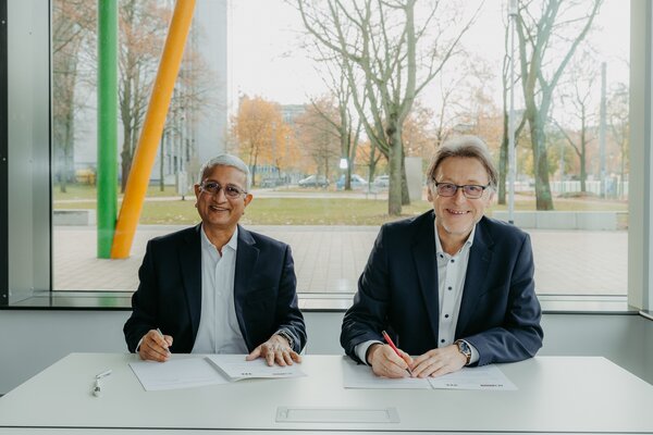 Rektor der Universität Magdeburg, Prof. Dr.-Ing. Jens Strackeljan und der Direktor des Indian Institute of Technology IIT, Prof. K. N. Satyanarayana 