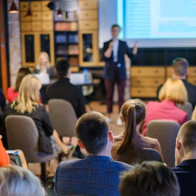 Menschen auf einer Konferenz 