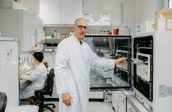 Prof. Dr. Dimitrios Mougiakakos im Zellkulturlabor an der UMMD