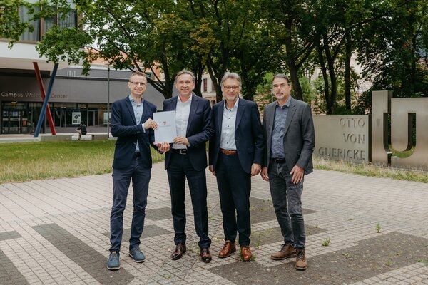Dr. Stephan Jacob, Thomas W&uuml;nsch, Prof. Jens Strackeljan und Prof. Andreas N&uuml;rnberger bei der F&ouml;rdermittel&uuml;bergabe auf dem Campus der Uni Magdeburg (c) Jana D&uuml;nnhaupt Uni Magdeburg